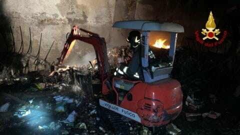 In fiamme autotreno con generi alimentari