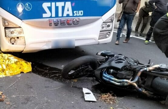 Autobus contro moto, centauro muore a 18 anni