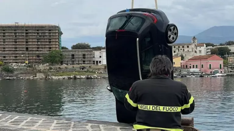 Portici: si lancia con l’auto in mare, 49enne perde la vita