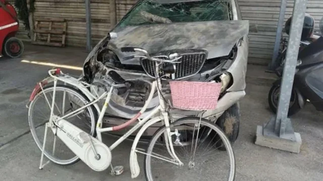 Auto si scontra contro bici: muore una ciclista