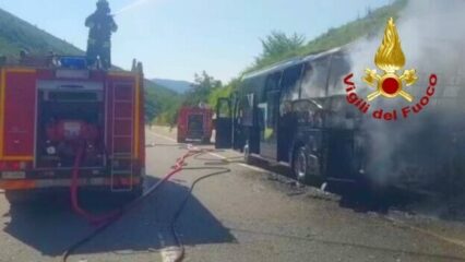 Bus con 26 persone a bordo avvolto dalle fiamme