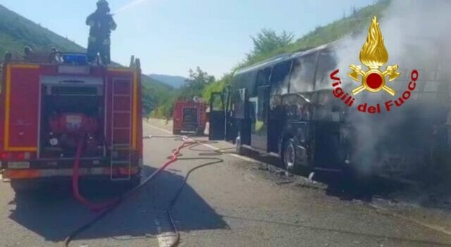 Bus con 26 persone a bordo avvolto dalle fiamme