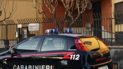 Insegue i passanti armato di pistola, individuato dai carabinieri