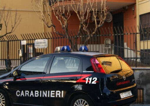 Insegue i passanti armato di pistola, individuato dai carabinieri