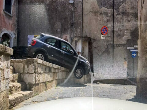 Montesarchio: auto in bilico, incidente in via Santo Spirito