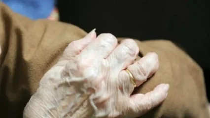Anziana di 85 anni picchiata dalla badante, il figlio scopre tutto grazie alle telecamere di sicurezza