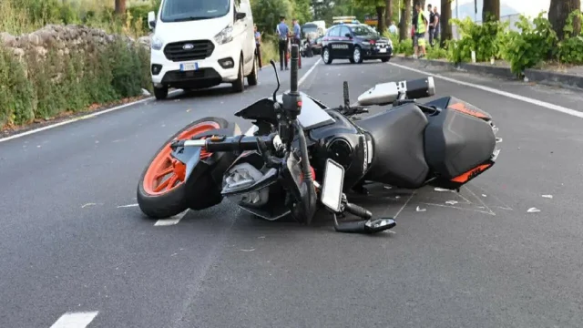 Motociclista 23enne muore sbalzato dalla moto