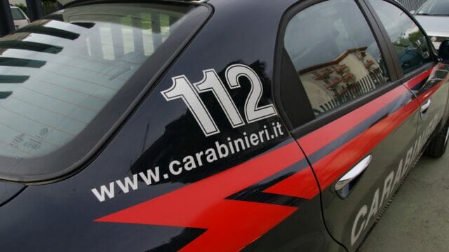 Rubano un borsello, due donne denunciate dai carabinieri