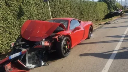 Incidente frontale tra due auto: distrutta una Ferrari