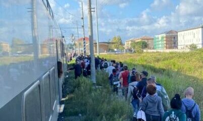 Costretti a scendere dal treno in aperta campagna, succede sul convoglio Roma-Benevento