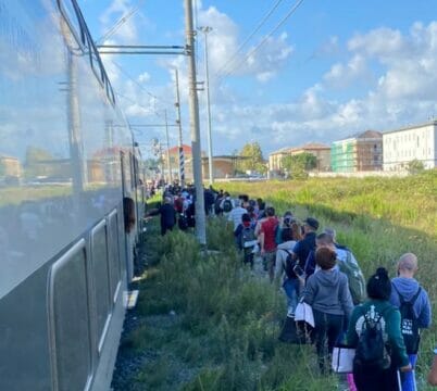 Costretti a scendere dal treno in aperta campagna, succede sul convoglio Roma-Benevento