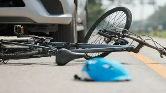 Ciclista finisce sotto auto: muore in ospedale