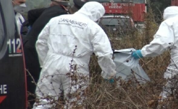 Uccide i suoi due fratelli e poi si toglie la vita