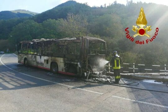 Bus in fiamme lungo la statale
