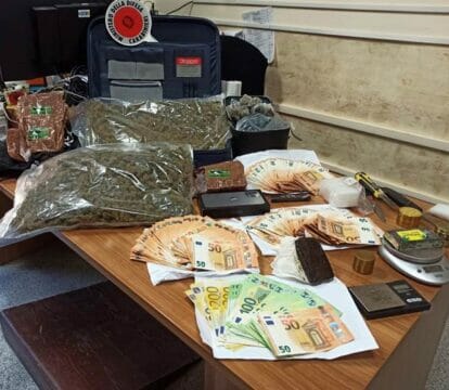 Un chilo e mezzo di droga e ventimila euro in contanti a casa, 23enne in arresto