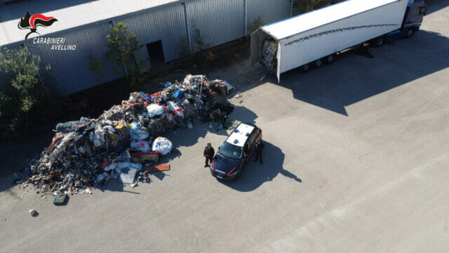 San Martino, beccati a sversare rifiuti, sequestrato un autoarticolato da centomila euro
