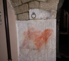Cervinara: vandali in azione a borgo Pirozza, vernice spray per deturpare i cortili