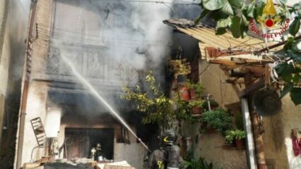 Incendio in un'abitazione del centro storico, salvi due anziani