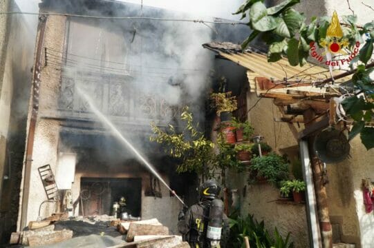 Incendio in un’abitazione del centro storico, salvi due anziani
