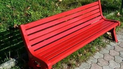 Una panchina rossa a Sant'Agata dei Goti