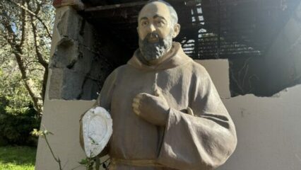 Statua di San Pio mutilata dai petardi