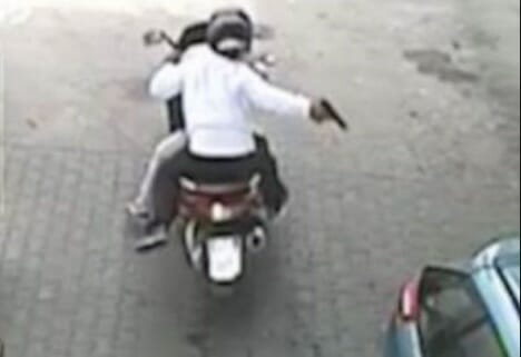 Rapina sull'Appia, imprenditore preso di mira da due banditi in sella ad uno scooter