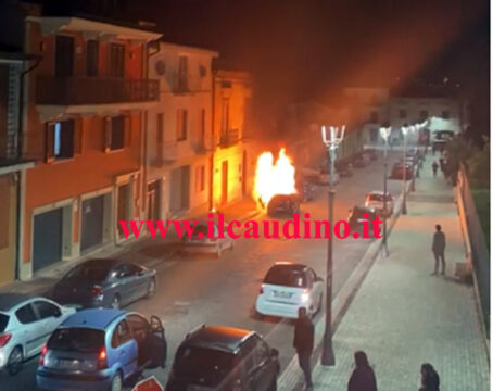 Cervinara: auto in fiamme in via De Bellis, ecco le immagini