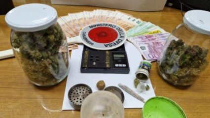 100 grammi di marijuana e 4.400 euro in contanti, 32enne in arresto