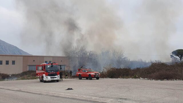 Valle Caudina: incendio nella zona industriale di Paolisi