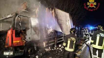 Autocarro in fiamme, i vigili del fuoco mettono in salvo due persone