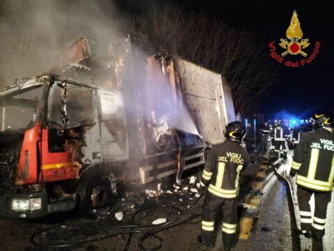 Autocarro in fiamme, i vigili del fuoco mettono in salvo due persone