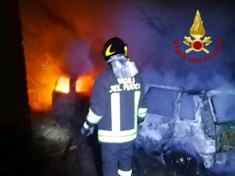 Valle Caudina: le fiamme distruggono 3 auto e minacciano un’abitazione