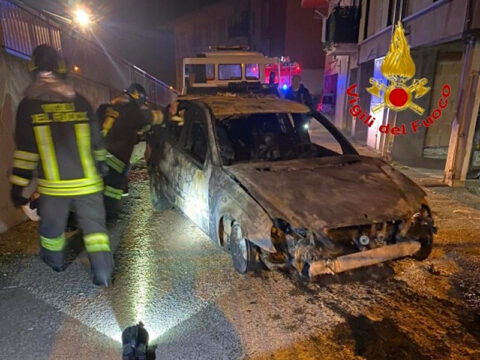 Lioni: incendiata auto nella notte, spenta dai Vigili del Fuoco