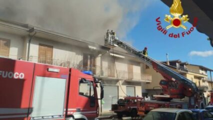 In fiamme il tetto in legno di un'abitazione, evacuate due famiglie