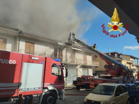 In fiamme il tetto in legno di un’abitazione, evacuate due famiglie