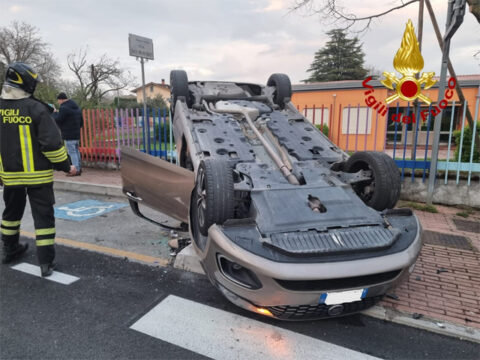 Avellino: incidente stradale in città. Auto si ribalta. 3 feriti
