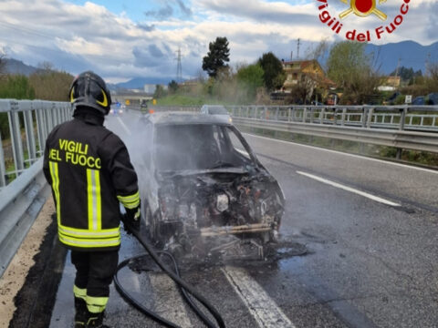 Atripalda: auto in fiamme sull’A16, salvi i passeggeri