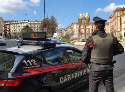Forzano un posto di blocco dei carabinieri e si danno alla fuga