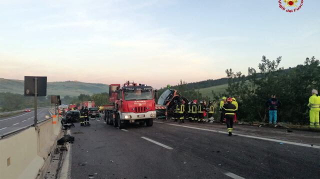 Vallesaccarda: autobus nella scarpata e 5 auto coinvolte. 1 morto e diversi feriti