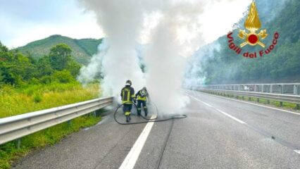 Auto in fiamme,salvi i tre occupanti