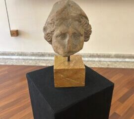 Montesarchio: la testa marmorea di Atena esposta al museo