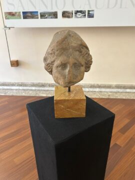 Montesarchio: la testa marmorea di Atena esposta al museo