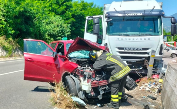 Avellino: spaventoso incidente stradale fra auto e camion