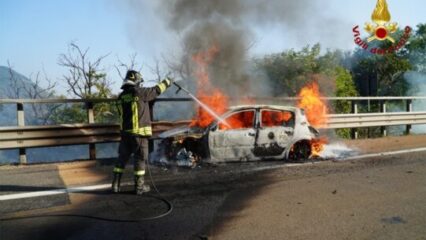 Auto in fiamme, intervengono i vigili del fuoco