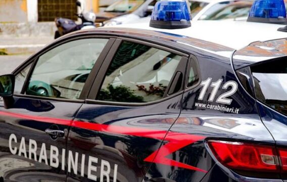 Minaccia di uccidere il figlio di due anni, il bimbo salvato dai carabinieri