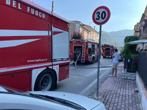 Rotondi: incendio in via Luciano Vaccariello, domato dai vigili del fuoco
