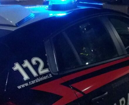 50enne rifiuta di farsi identificare e si scaglia contro i carabinieri