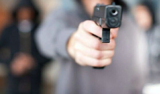 Studente spara in classe al prof con una pistola ad aria compressa