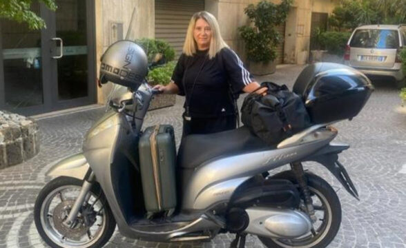 Stefania Moscariello, dalla Campania in provincia di Cuneo in scooter per lavorare a scuola