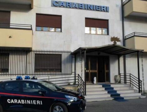San Martino: picchia la moglie a calci e pugni davanti alla figlia piccola, i carabinieri evitano una tragedia